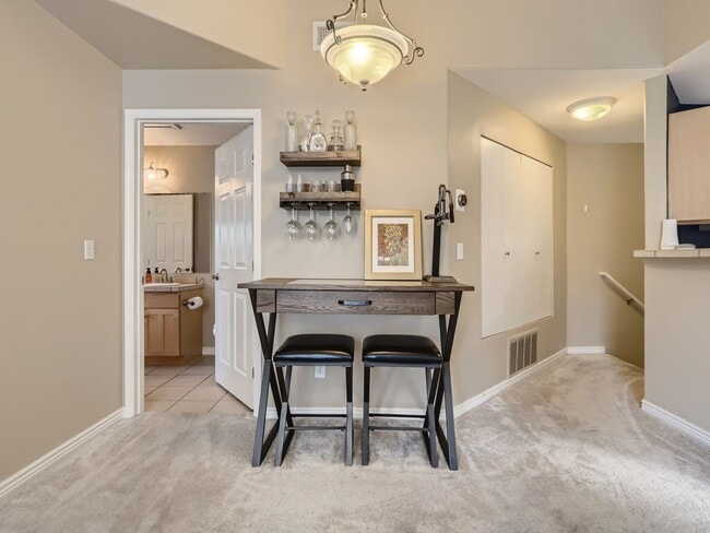Building Photo - Evolve Real Estate: Bright 1 Bedroom Condo with  Private Garage near DTC!
