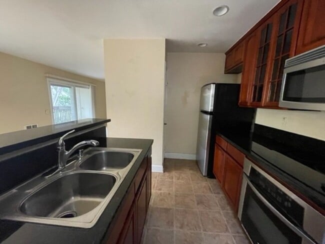 Building Photo - 2 bedroom, 2 bath top floor condo in La Jolla