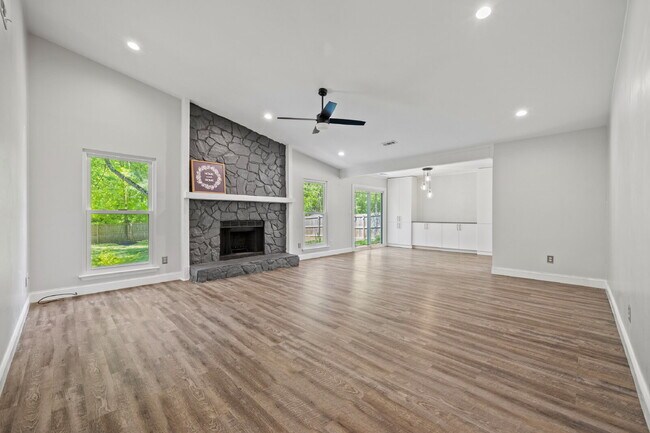 Building Photo - "Charming 4-Bedroom Haven in Charlotte's Heart with Spacious 2271 sq ft Living!"