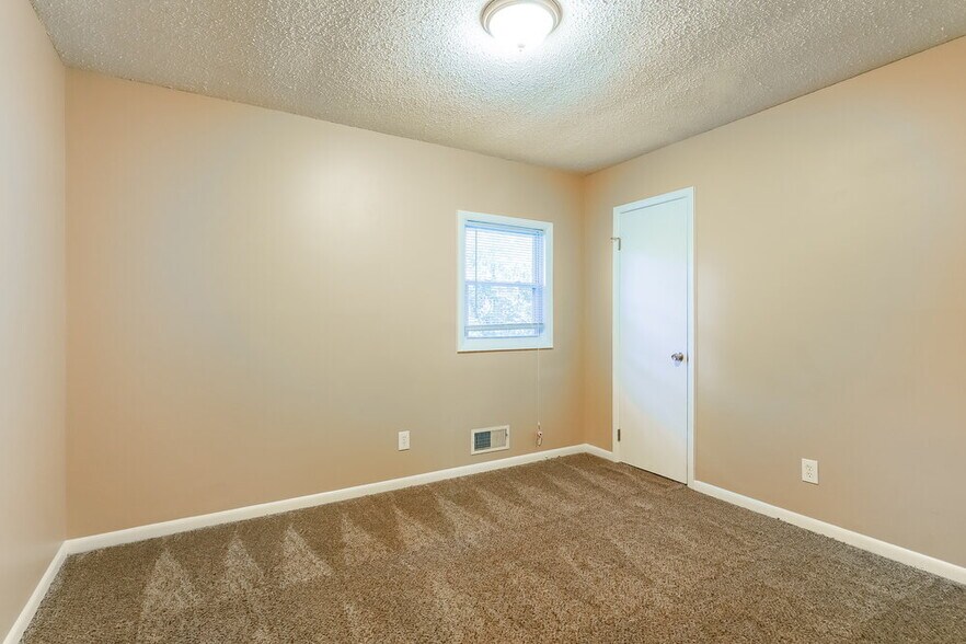 Building Photo - 2415 Rose Ln