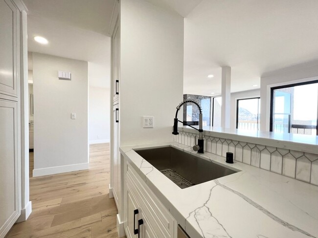 Building Photo - Beautifully Remodeled Condo with OCEAN VIE...
