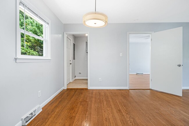 Building Photo - 3-Bedroom West Asheville Ranch with Bonus ...