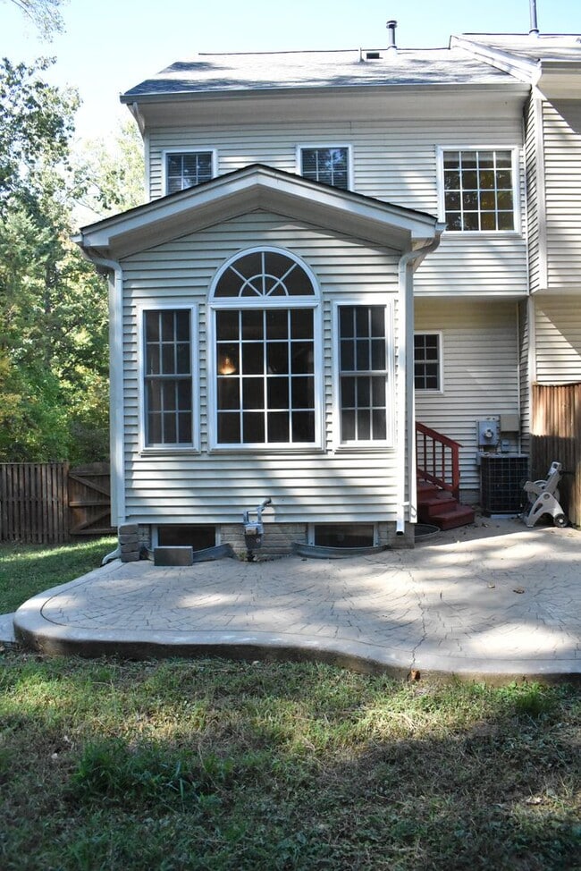 Building Photo - North Stafford End Unit Townhome !!