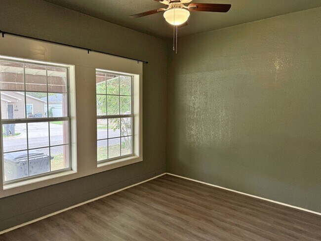 Building Photo - Affordable 3 Bedroom, 1 Bathroom Home In WF!