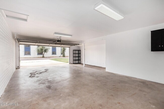 Building Photo - 3726 E Weldon Ave