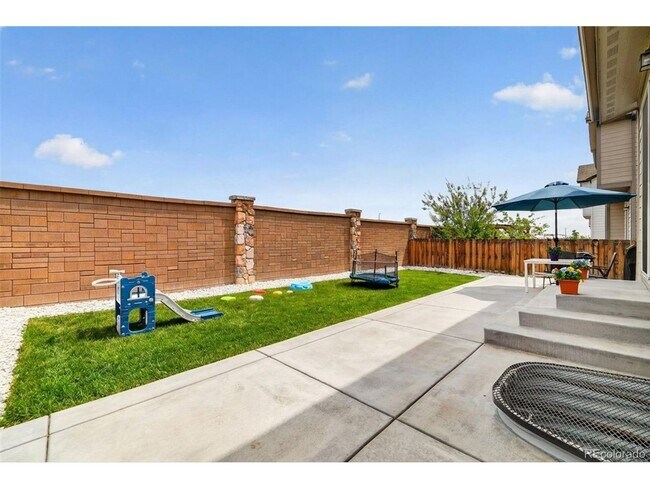 Building Photo - Spacious & Bright, Multi-Level 3BR 3BA in Commerce City w/ Private Yard!