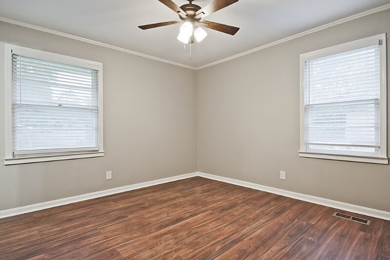 Building Photo - 212 Lakeshore Dr