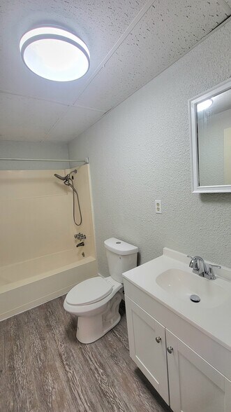 bathroom - 149 Frank St