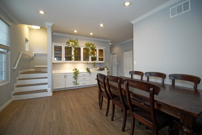 Building Photo - 10929 Landale St