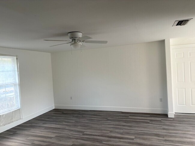 Building Photo - Spacious 2/2 with a garage available until AUGUST