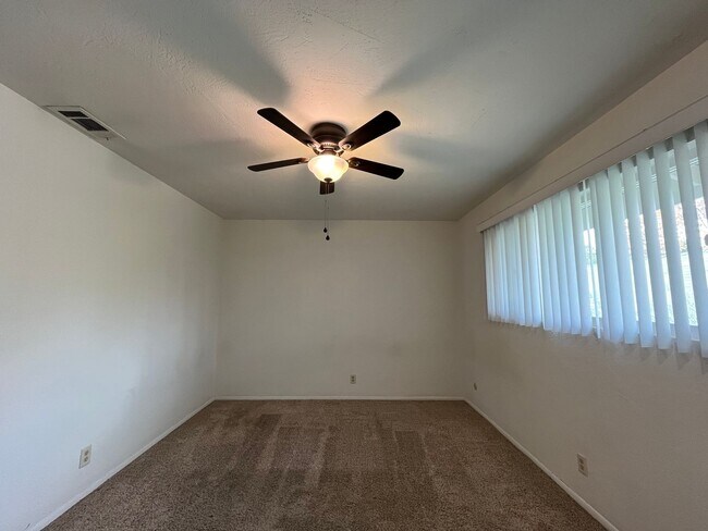 Building Photo - 1805 Oak St