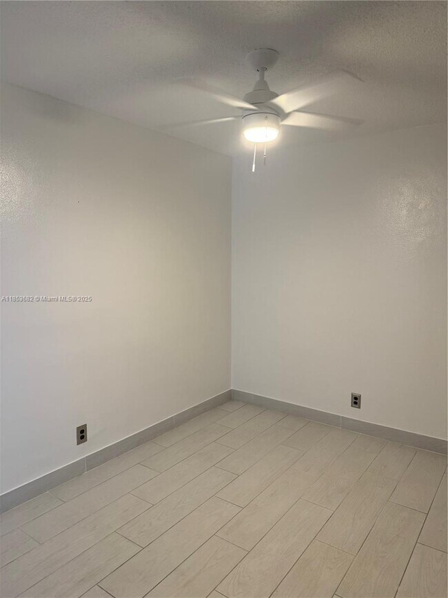Building Photo - 501 Blue Heron Dr