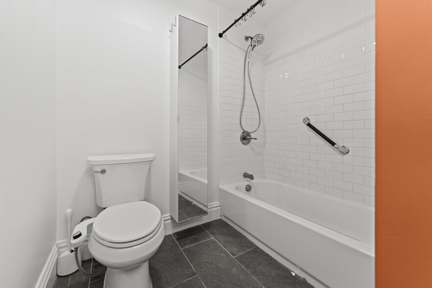 Building Photo - 2014 James St