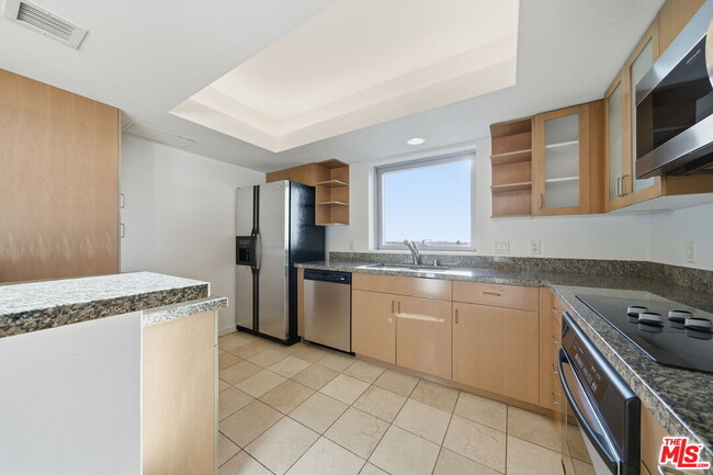 Building Photo - 13700 Marina Pointe Dr