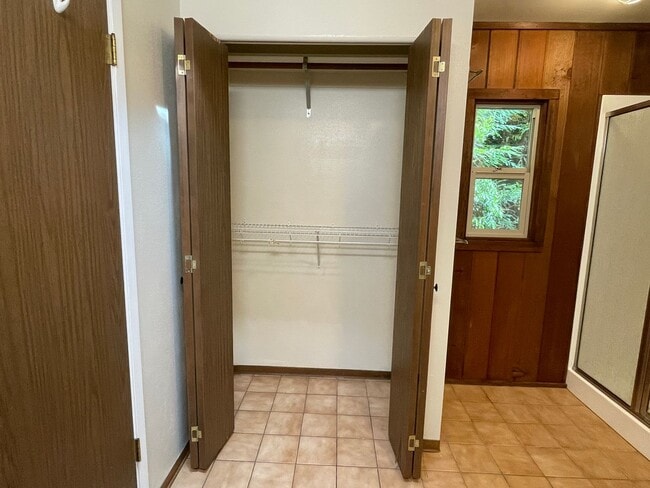 Building Photo - 4 bed, 3 bath split-level home in a private, forested setting (Bayside)