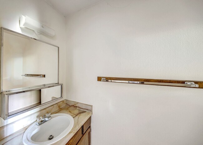 Building Photo - 489-432 32 Rd
