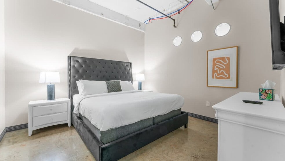 Building Photo - 500 S Ervay St