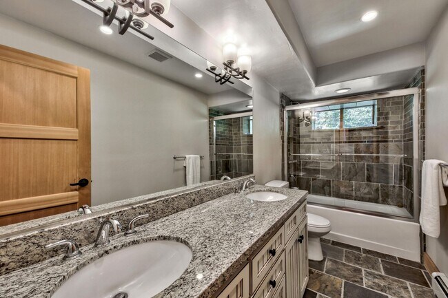 Building Photo - Gorgeous Lakeview! Pet Friendly w a Garage & AC!