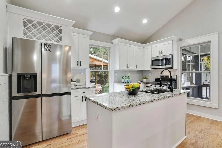 Building Photo - 733 Bonnie Brae Ave SW