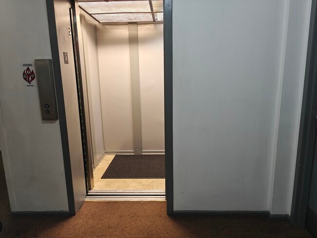 Building Photo - 2600 Brookwood Way Dr