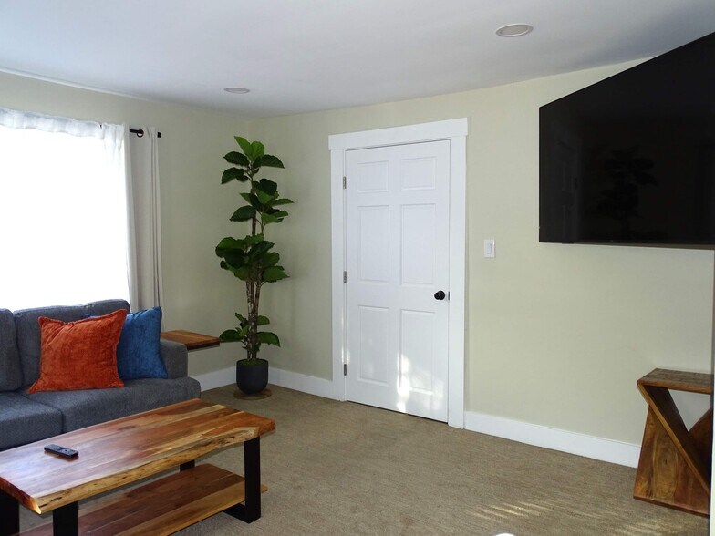 Building Photo - 303 Bishop St