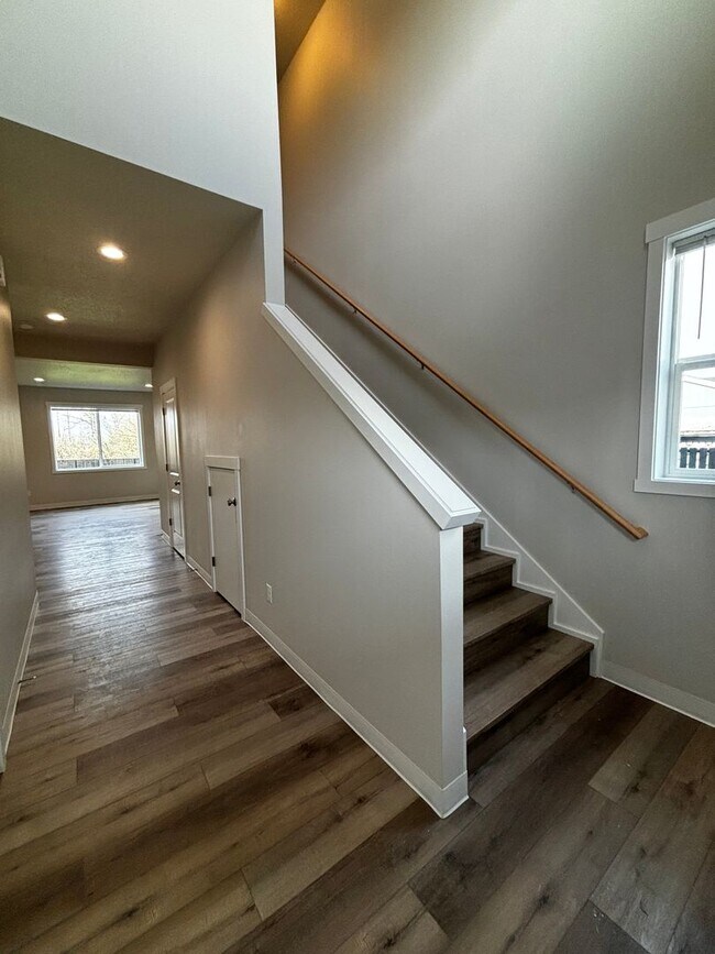 Building Photo - Newer Townhome in Quiet Neighborhood!
