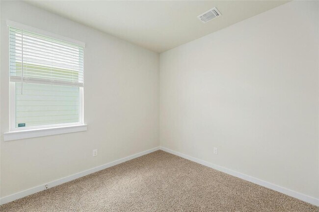 Building Photo - 512 Clearlake Dr