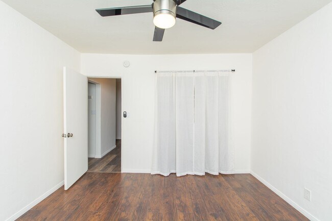 Building Photo - Refreshed 2 Bed/1 Bath Single Family Home ...