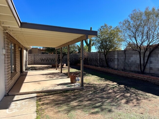 Building Photo - Four Bedroom Home