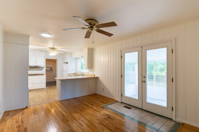 Building Photo - 3003 Stratford Dr