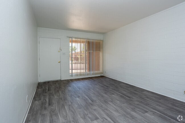 1BR, 1BA - 555SF - Living Room - Country Club Apartments