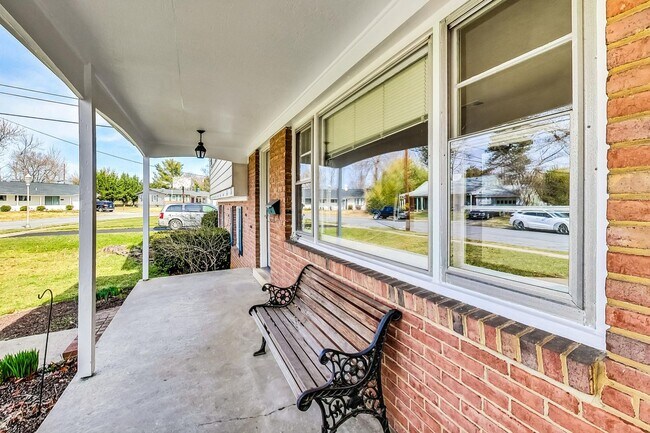 Building Photo - Fantastic in Frederick! Spacious 4 level Split -- 4 beds + 1 Full and 2 half baths
