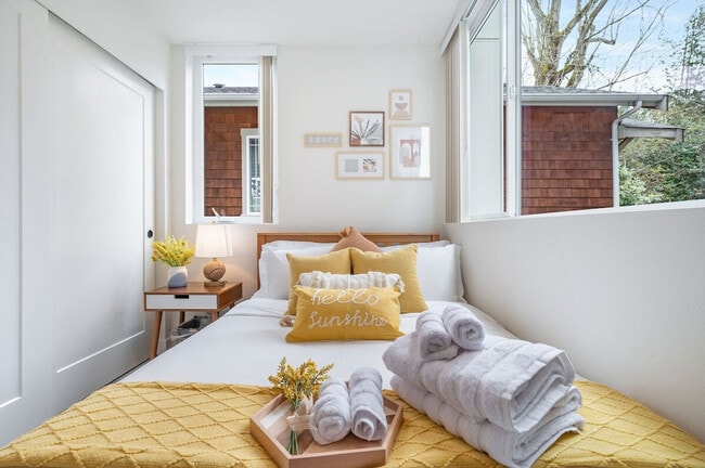 Building Photo - 34 W Cremona St