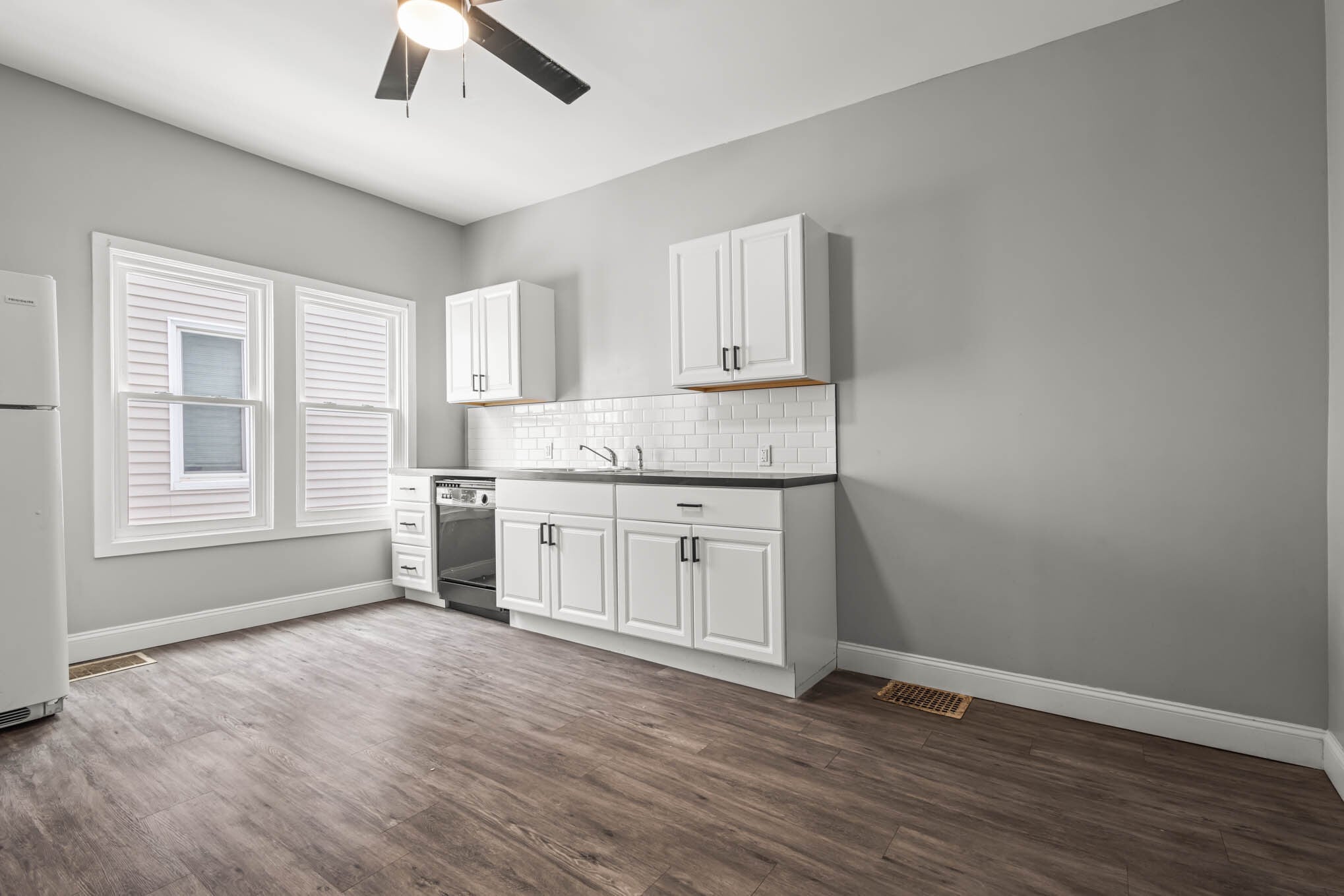 Building Photo - 208 S Swan St