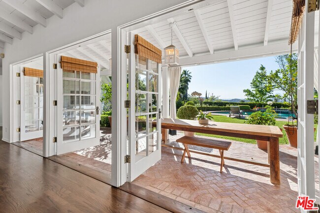 Building Photo - 8050 Mulholland Dr