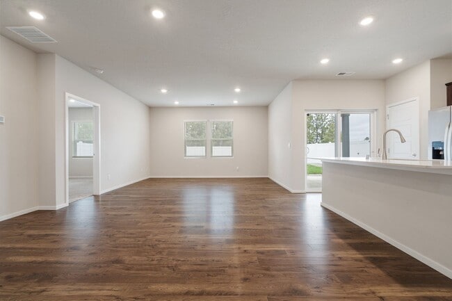 Building Photo - Modern Comfort in Country View Meadows – 3...