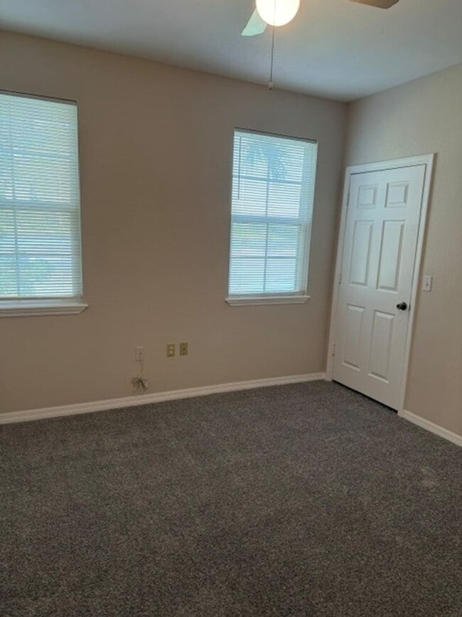Building Photo - 3250 Corona Village Way