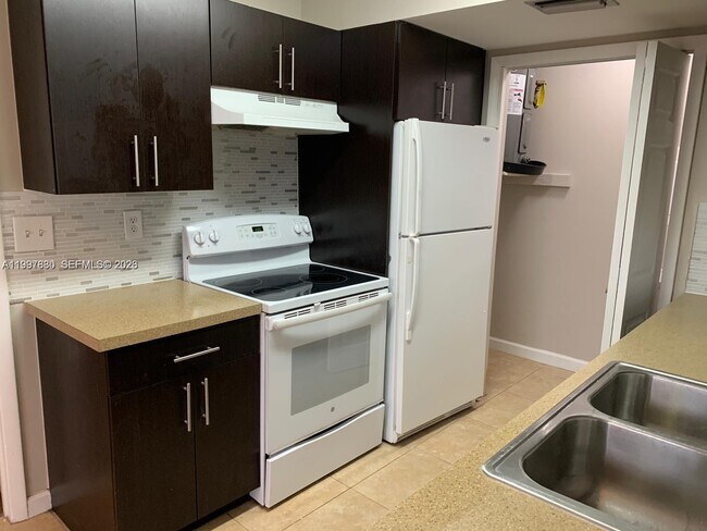 Building Photo - 3932 NW 87th Ave