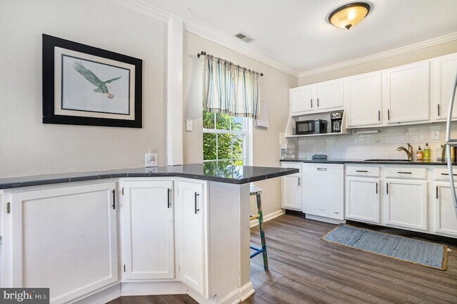 Building Photo - 5905 Drawbridge Ct
