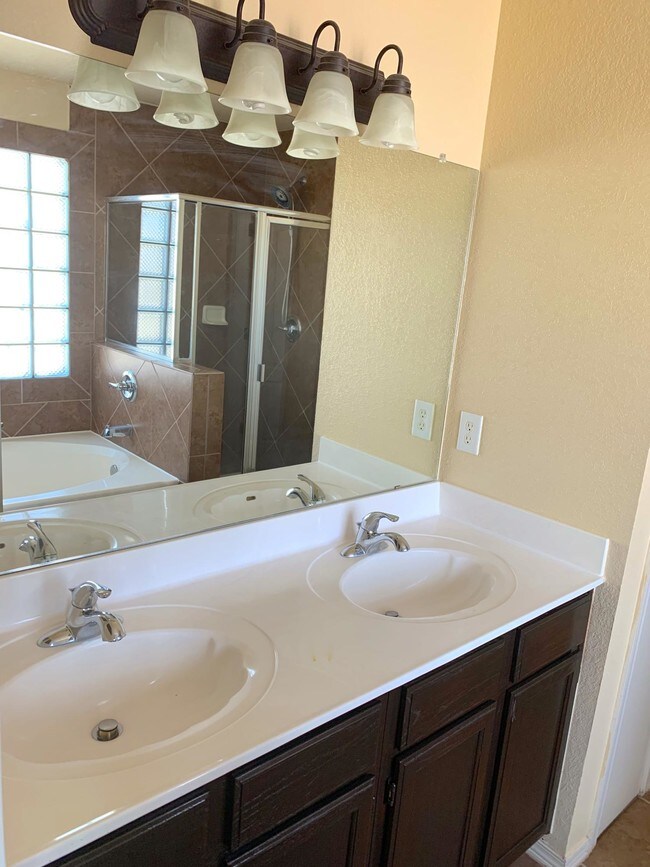 Building Photo - 14251 Desert Bush Dr