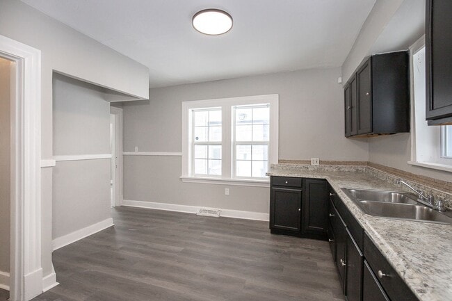 Building Photo - NEWLY RENOVATED! - 3 BED, 1.5 BATH BEAUTIFUL SINGLE- FAMILY HOME.