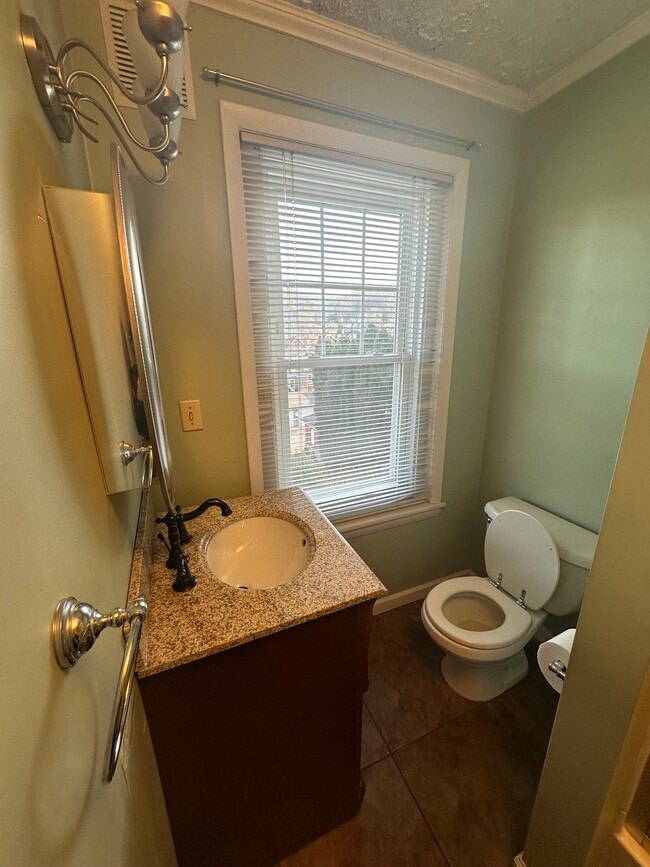 Building Photo - 1050 Delaware Ave