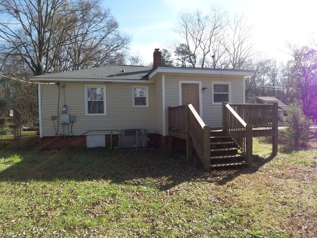Building Photo - Ranch Home in NODA Area of Charlotte w/ Fe...