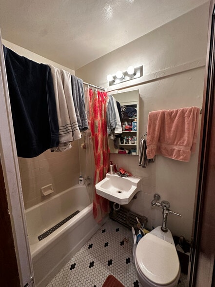 Building Photo - 4442 N Oakland Ave