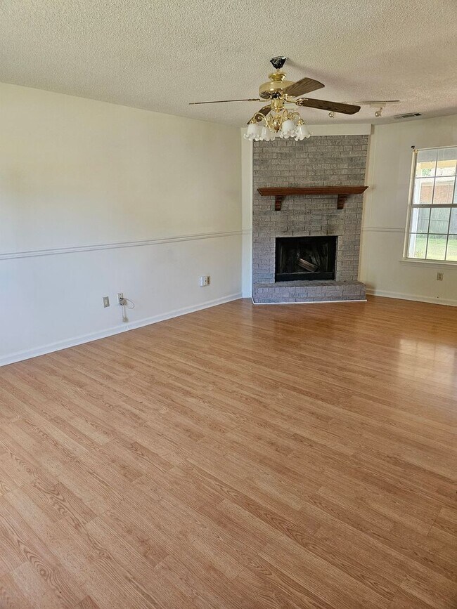 Building Photo - Available Now! MOVE IN SPECIAL HALF OFF FI...