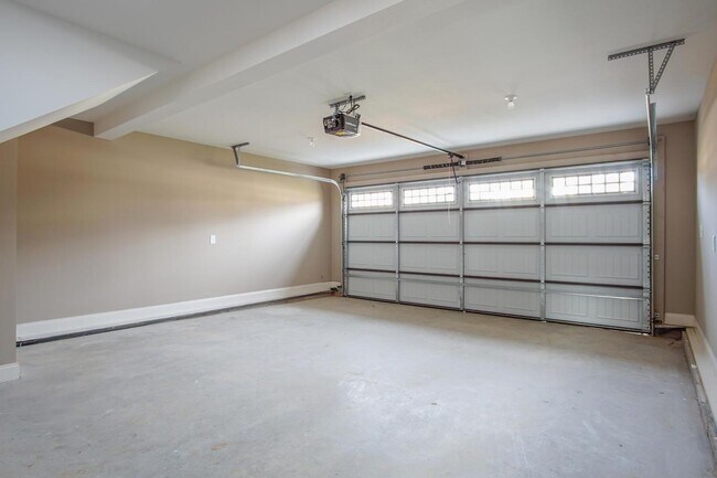 Building Photo - Pet Friendly Three Bedroom with Bonus!