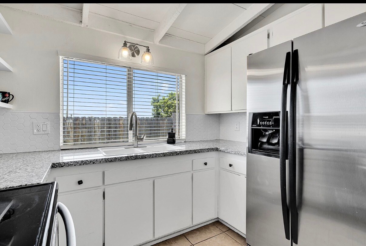 Building Photo - 920 Raintree Pl