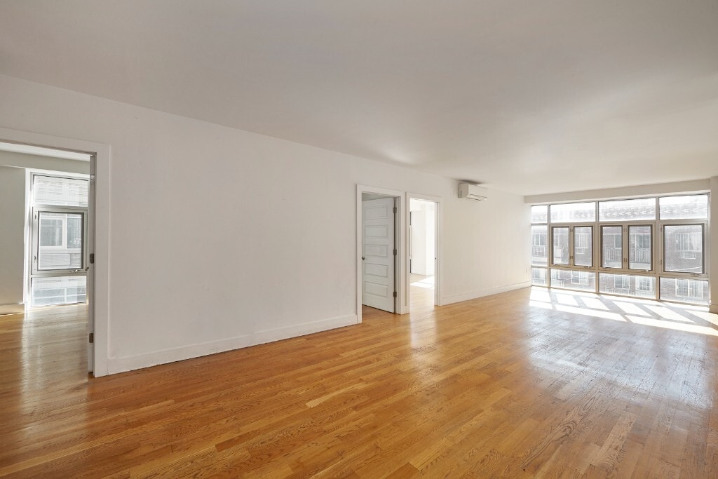 Building Photo - LUXURY Giant 2 BED LOFT in Queens!