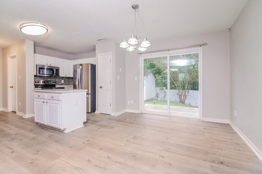 Building Photo - 4904 Silverdene St