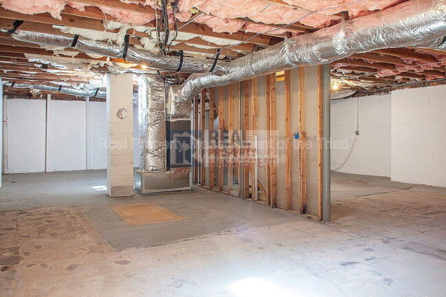 Building Photo - 2748 Lyndhurst Ave